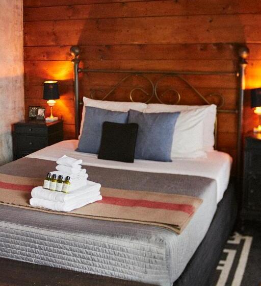 호텔 Crew S Quarters Boarding House   Caters To Men