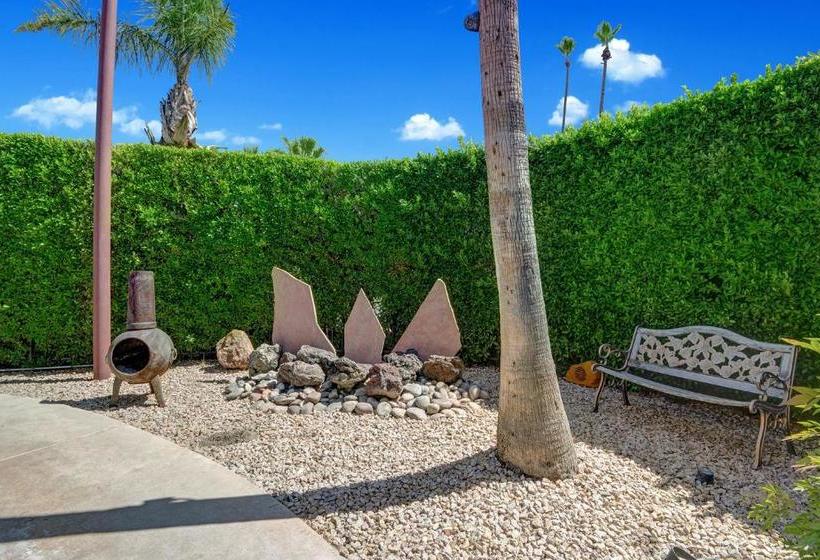 בית מלון כפרי Desert Paradise Gay Mens Clothing Optional Resort