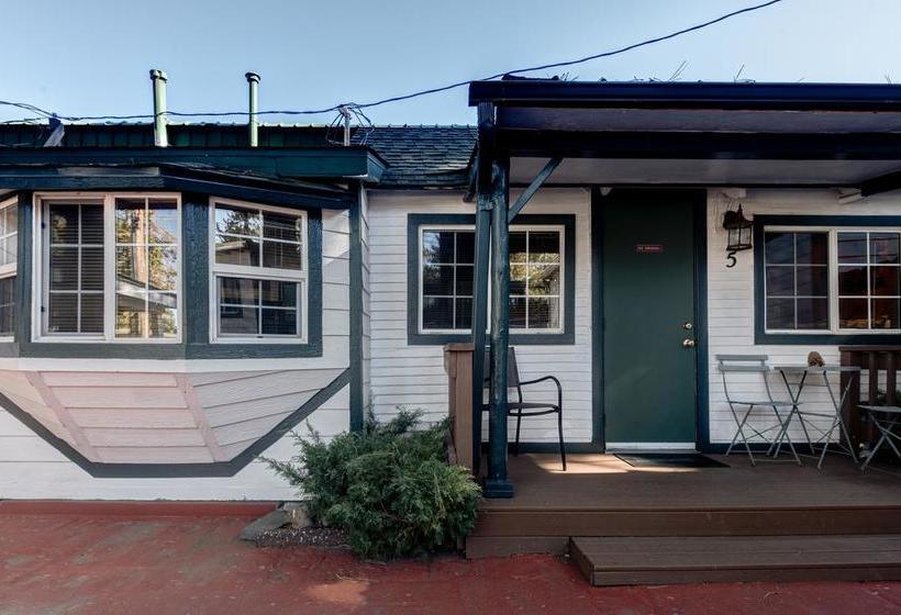 هتل Doc's Cottages