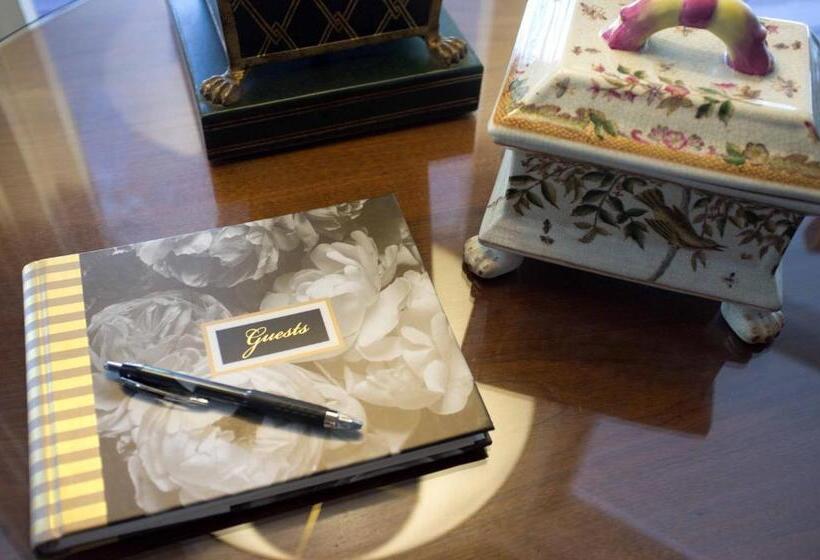 Отель Embrace Calistoga