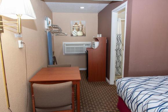 هتل Esquire Inn
