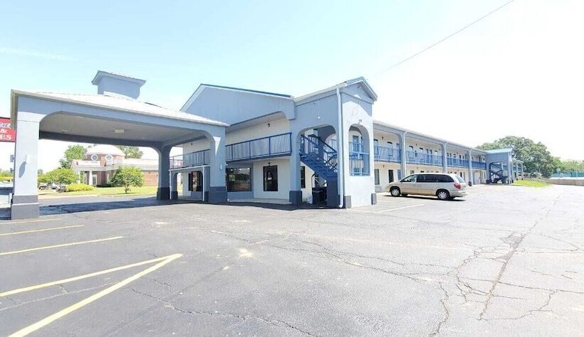 호텔 Excellent Inn & Suites