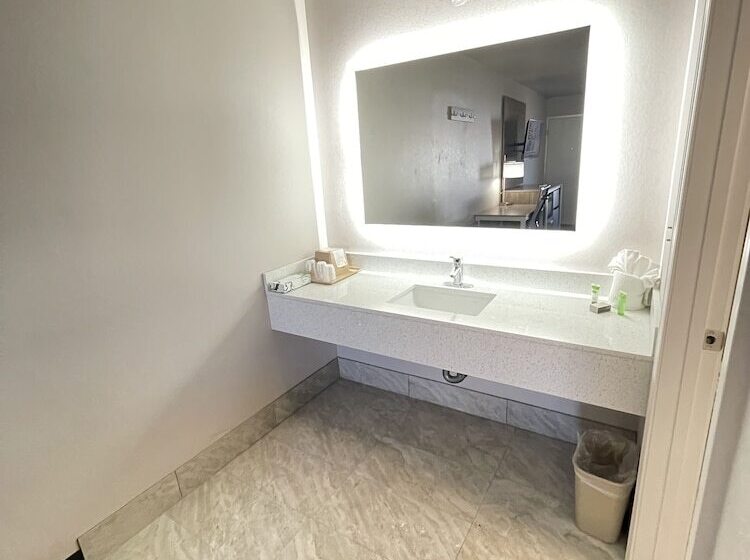 호텔 Excellent Inn & Suites