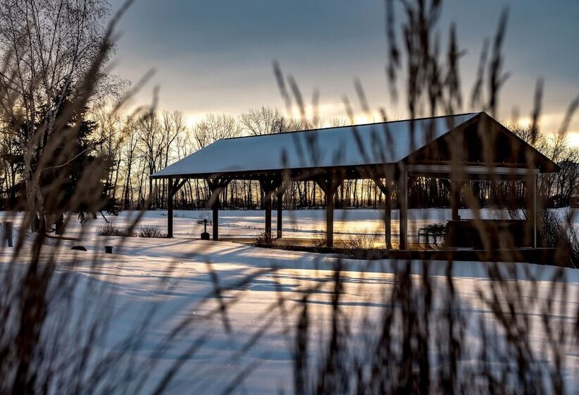 هتل Gallatin River Lodge