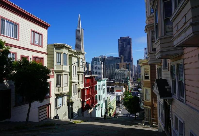 فندق Green Tortoise Hostel