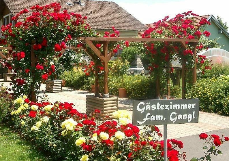 בית מלון כפרי Gästehaus Kristall   Familie Gangl