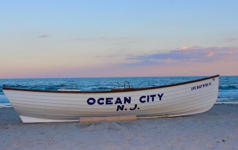 Отель Harris House By The Beach