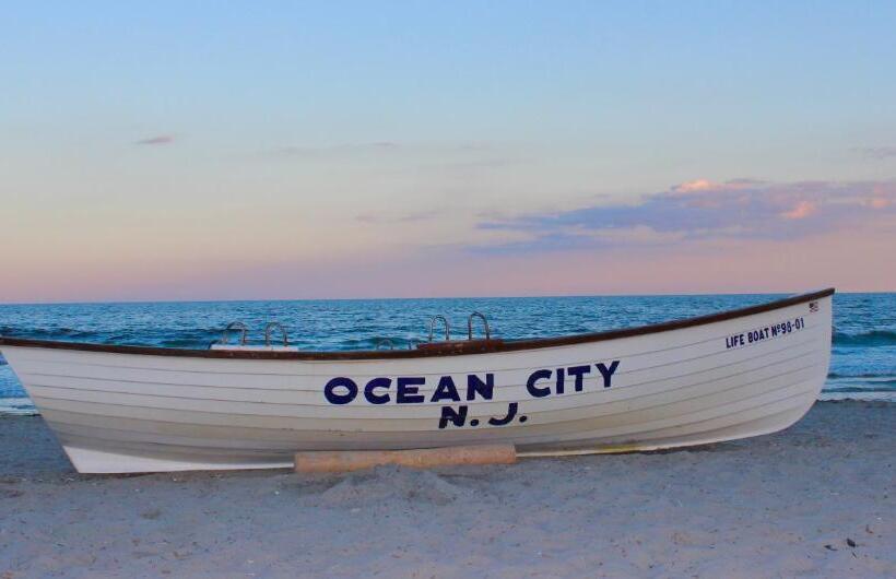 Отель Harris House By The Beach