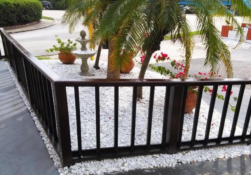 فندق Merida Inn And Suites