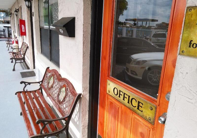 فندق Merida Inn And Suites