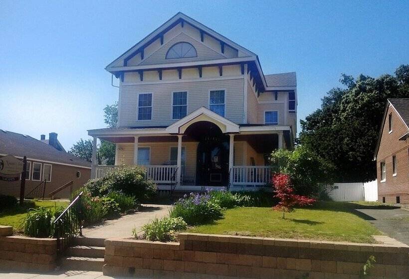 هتل Naomi's Inn Bed & Breakfast