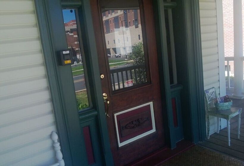 בית מלון כפרי Naomi's Inn Bed & Breakfast