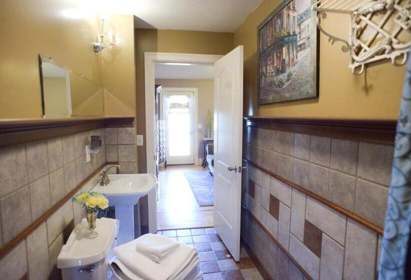 هتل Naomi's Inn Bed & Breakfast