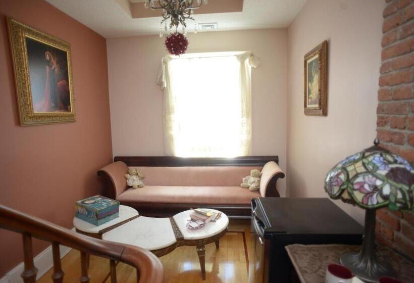 هتل Naomi's Inn Bed & Breakfast