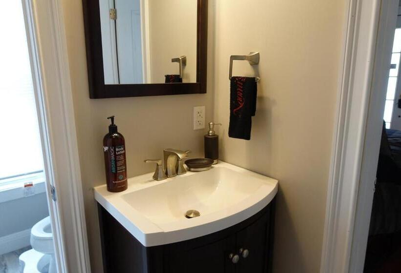 هتل Naomi's Inn Bed & Breakfast