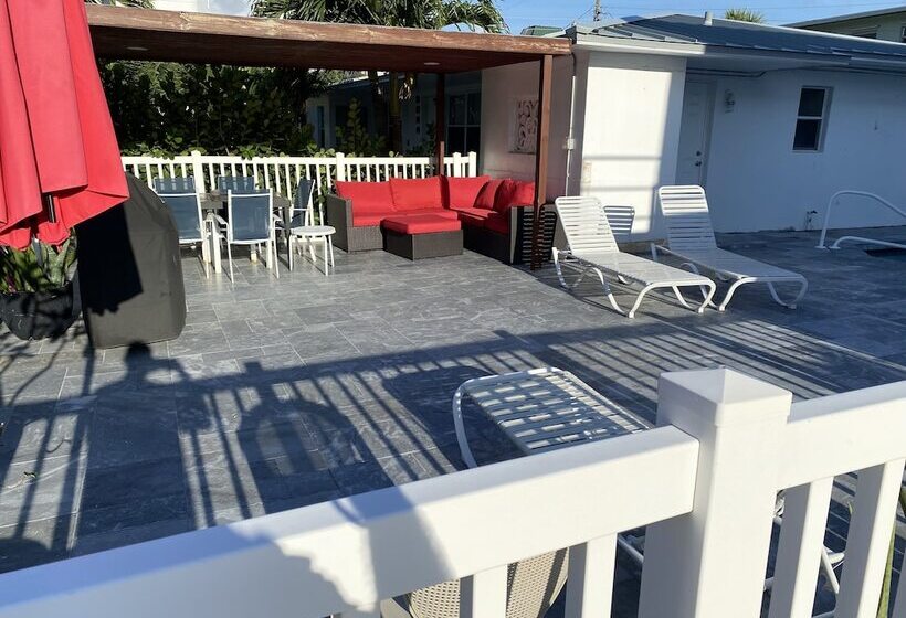 Отель Pelican By The Sea