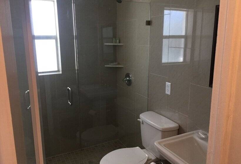 Отель Pelican By The Sea