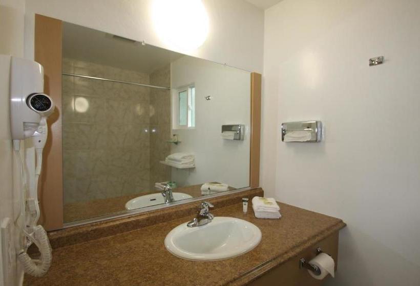 فندق Redwood Inn