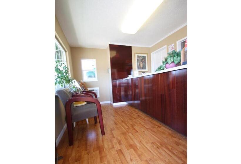 فندق Redwood Inn