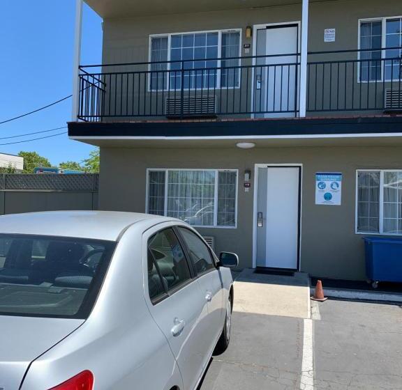 فندق Redwood Inn