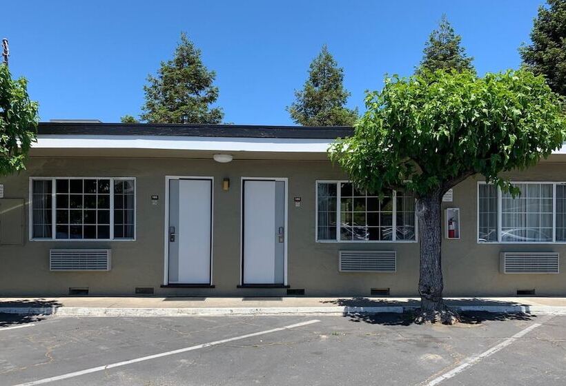 فندق Redwood Inn