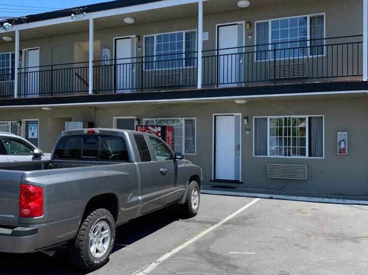 فندق Redwood Inn