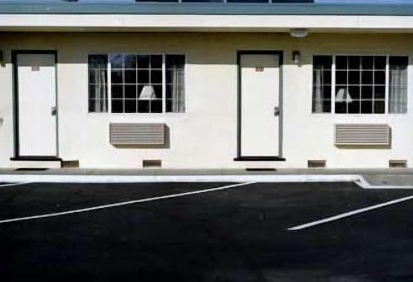 فندق Redwood Inn