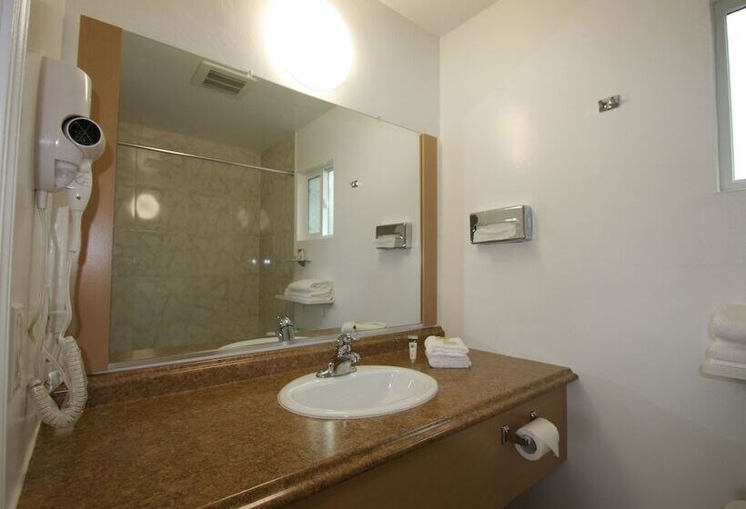 فندق Redwood Inn