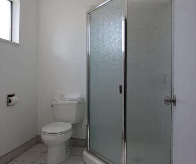 فندق Redwood Inn