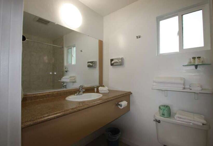 فندق Redwood Inn