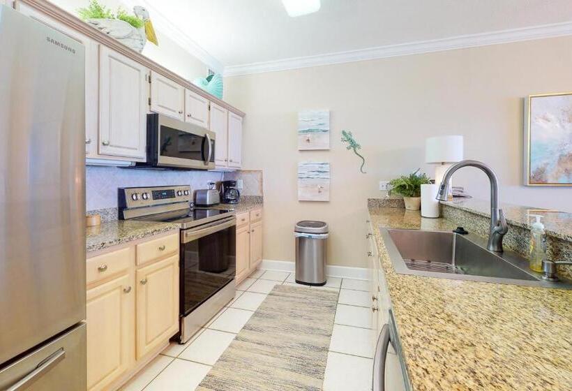 هتل Regency Isle 802