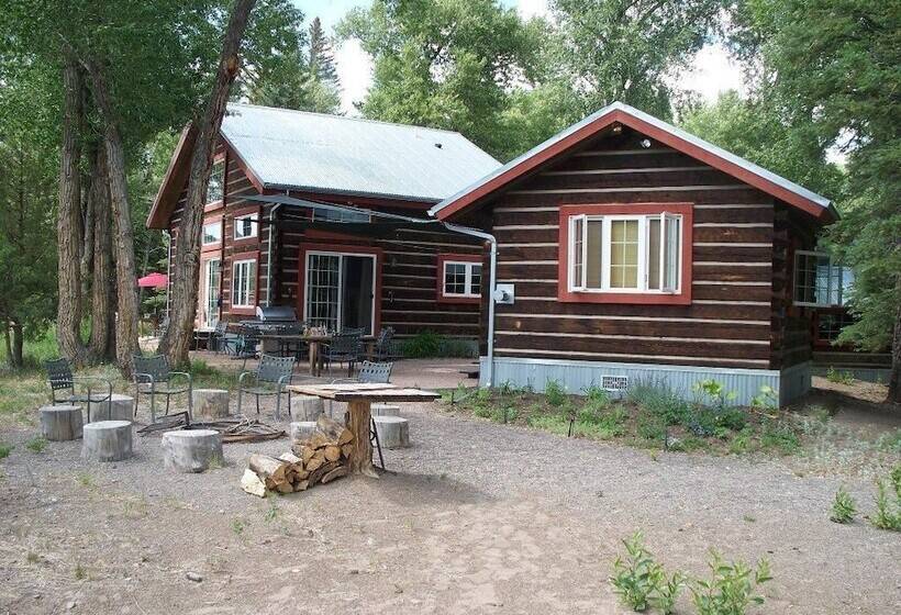 فندق Riverside Meadows Cabins