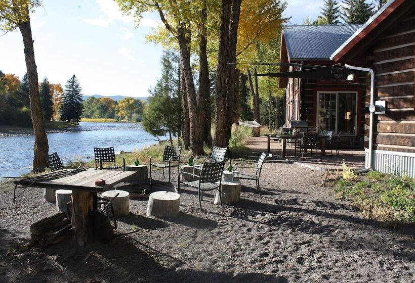 فندق Riverside Meadows Cabins