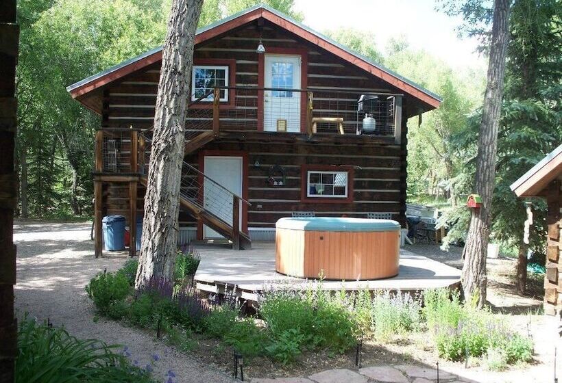 فندق Riverside Meadows Cabins