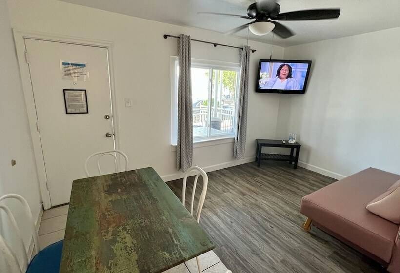 호텔 Riviera Resort & Suites