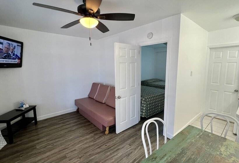 호텔 Riviera Resort & Suites