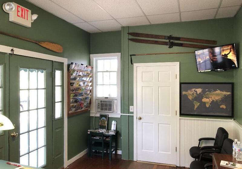 فندق School House Inn