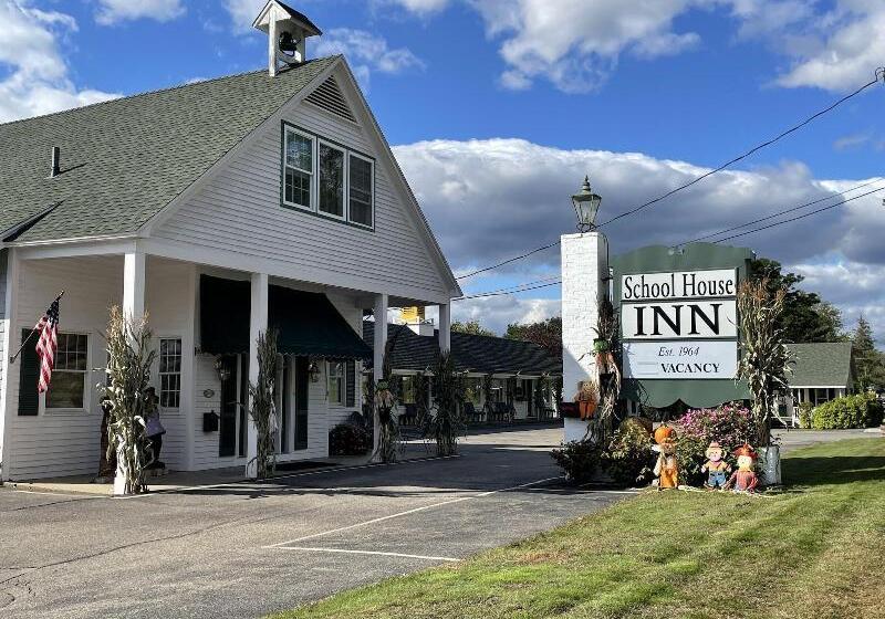فندق School House Inn