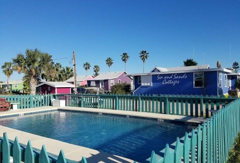 هتل Sea And Sands Cottages