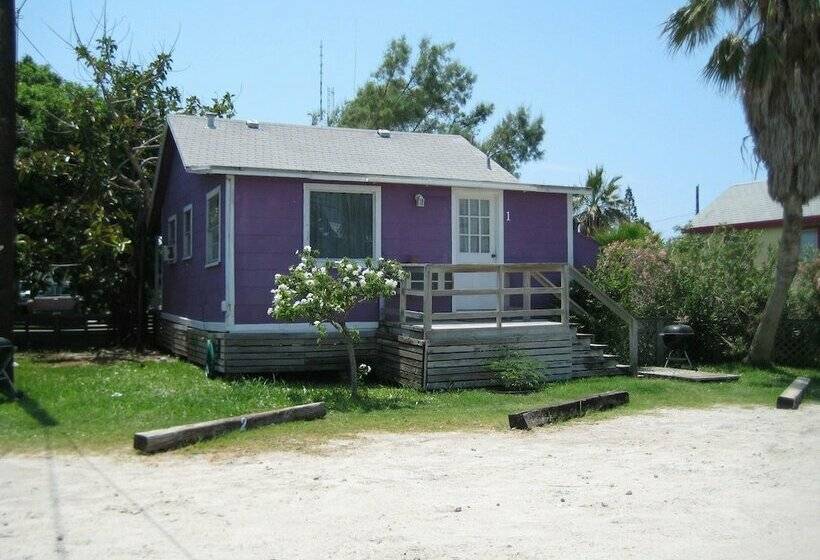 هتل Sea And Sands Cottages