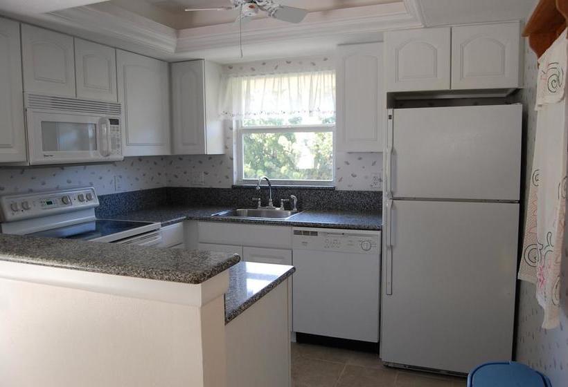 فندق Sea Shells Condominiums