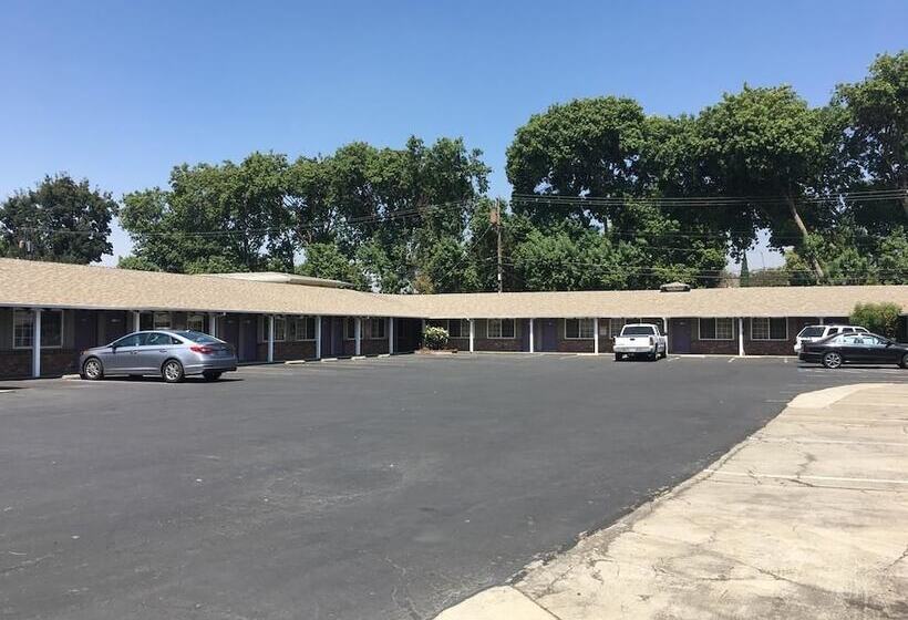 فندق Sky Ranch Inn