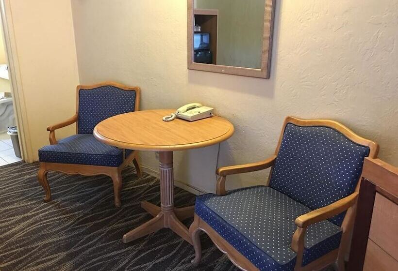 فندق Sky Ranch Inn