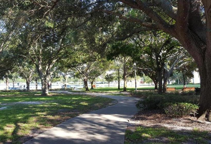 ホテル The Birchwood