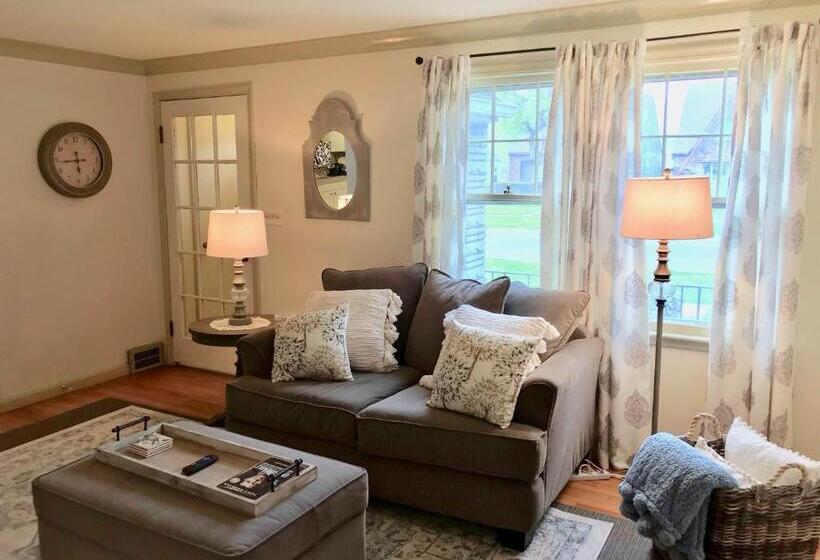 هتل The Little Italy Of Niagara Falls Bed & Breakfast