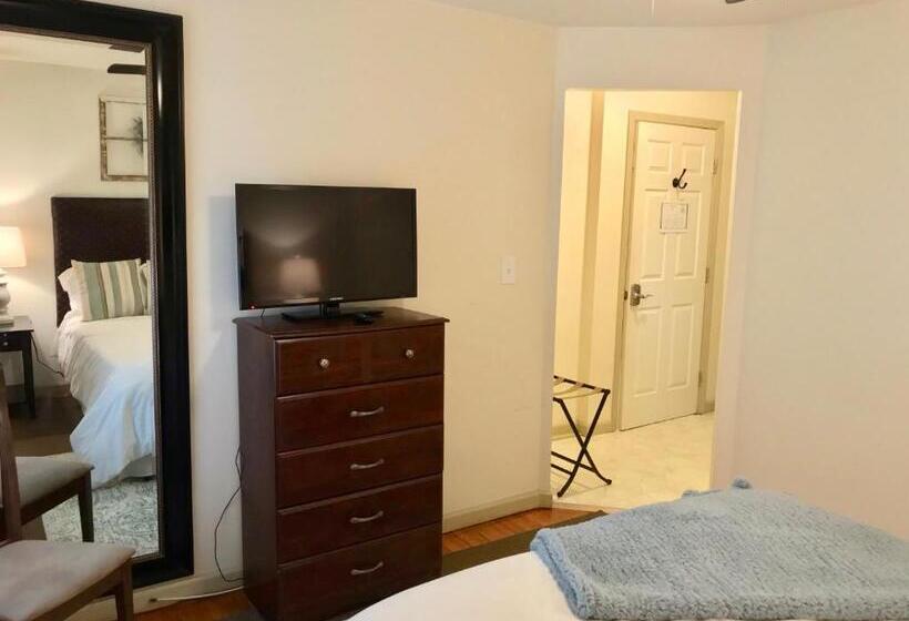 هتل The Little Italy Of Niagara Falls Bed & Breakfast