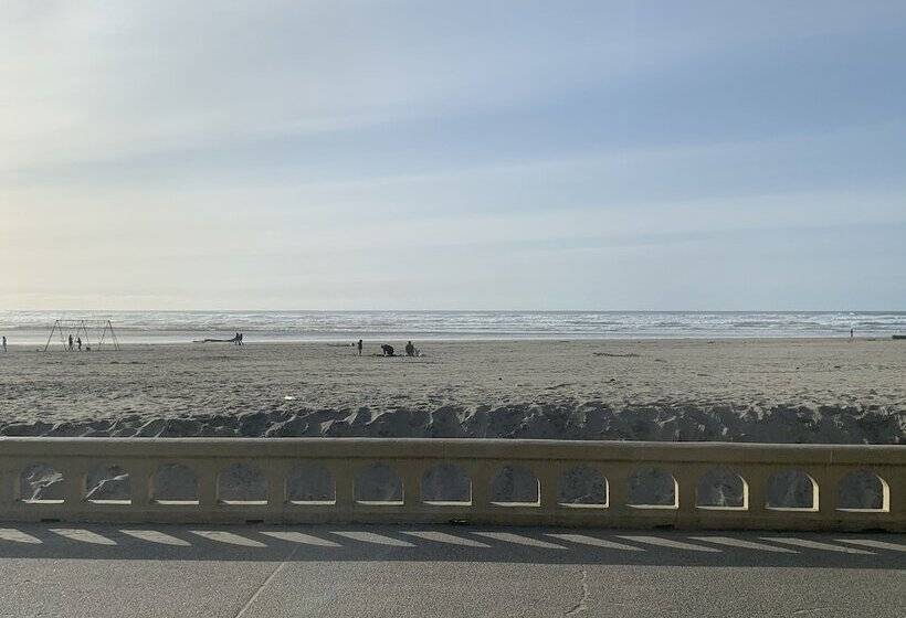 هتل The Ocean Front At Seaside