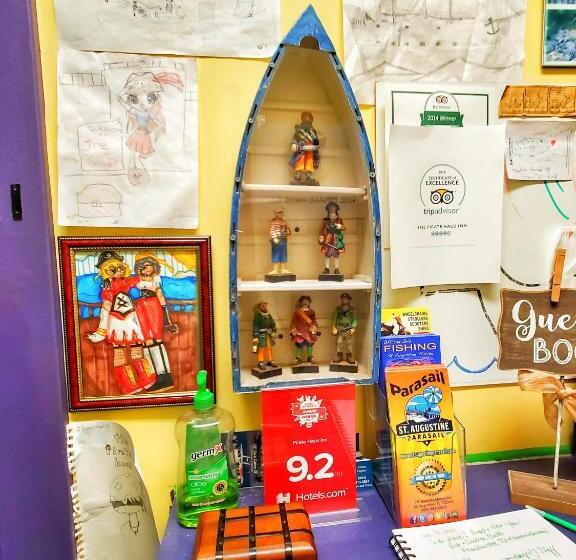 فندق The Pirate Haus Inn