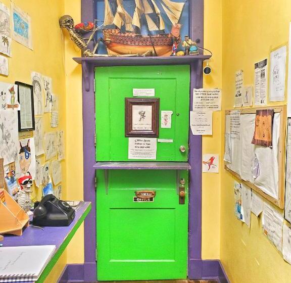 فندق The Pirate Haus Inn