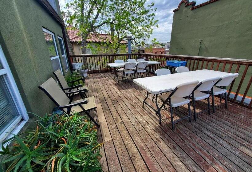 فندق The Pirate Haus Inn